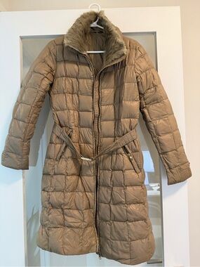 Vintage Women’s Quilted Long Puffer Coat with Faux Fur Collar - Taupe